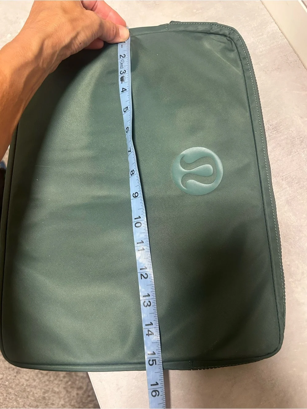 Lululemon New Crew Laptop Sleeve (Dark Forest)